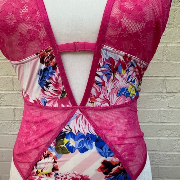 Mary Katrantzou x Victoria’s Secret Robe and Lingerie Set - Picture 8 of 8